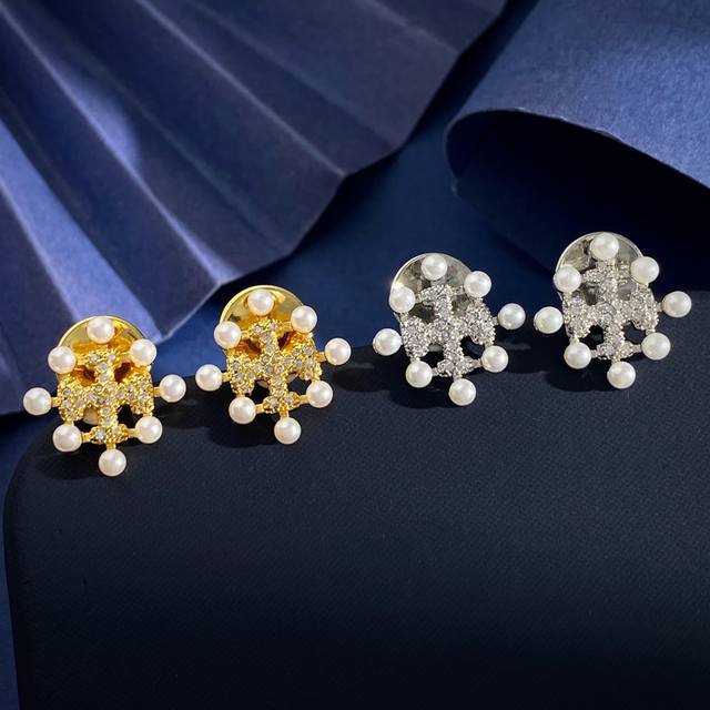 Tory Burch托里伯奇时尚轻奢气质小珍珠满钻双T字母几何菱形耳钉 黄铜材料 金银2色 重约4.2G 尺寸约1.63Cm*1.67Cm*0.38Cm