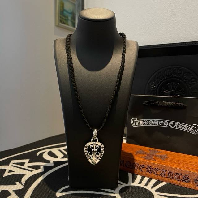 新款 专柜品质 Chrome Hearts克罗心心型童军花皮绳编织项链 ，任意调节长度，快手 Ins 小红书热门 凹凸造型不同的花纹设计风格 呈现出与众不同 十