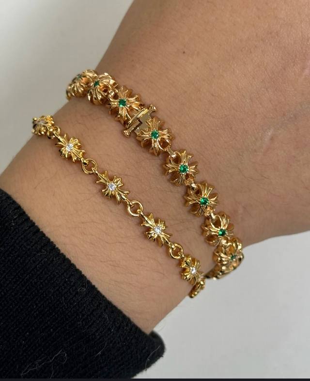 新款 专柜品质 Chrome Hearts克罗心 经典复古绿钻十字花手链 凹凸造型不同的花纹设计风格 呈现出与众不同 十字架 童军花是克罗心的志 所以更经久不衰