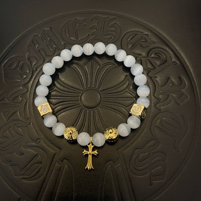 新款 专柜品质 Chrome Hearts克罗心 经典黄金色复古多元素白猫眼石手链手串，凹凸造型不同的花纹设计风格 呈现出与众不同 十字架 童军花是克罗心的志