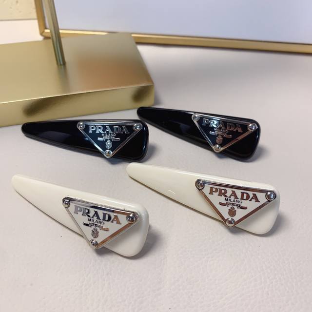 Prada普拉达 Prada发夹 亚克力三角Logo压夹边夹日常精致小单品 气质百搭小仙女必入单品 宝藏款 闭眼入推荐款 一对