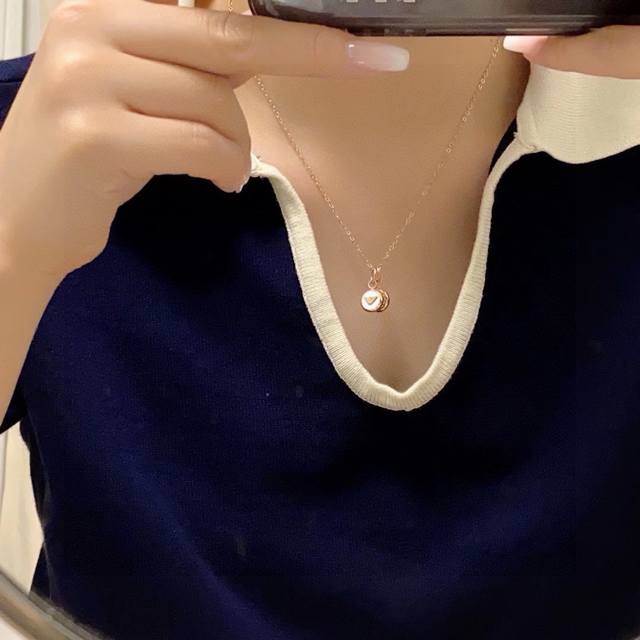 Armani's new pendant necklace really suits my taste. It's not the kind that is