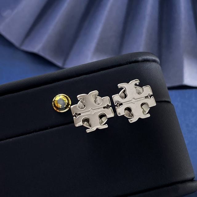 Tl92 Tory Burch托里伯奇时尚简约光面双T字母耳钉 黄铜材料 银色 重约4G 尺寸约1.17Cm*1.17Cm*0.22Cm