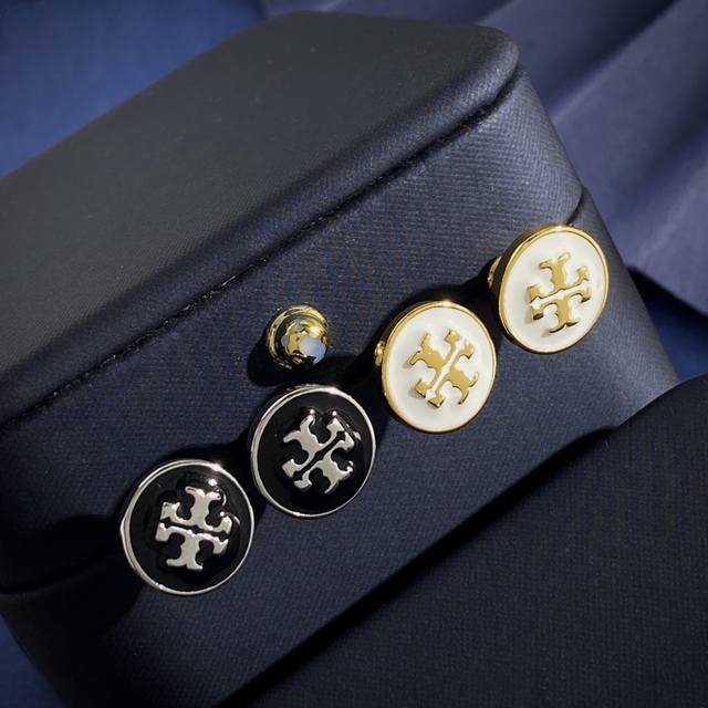 Tl92 Tory Burch托里伯奇时尚气质白色黑色珐琅滴油圆形耳钉 黄铜材料 金白 银黑2色 重约4.6G 尺寸约1.17Cm*1.17Cm*0.34Cm
