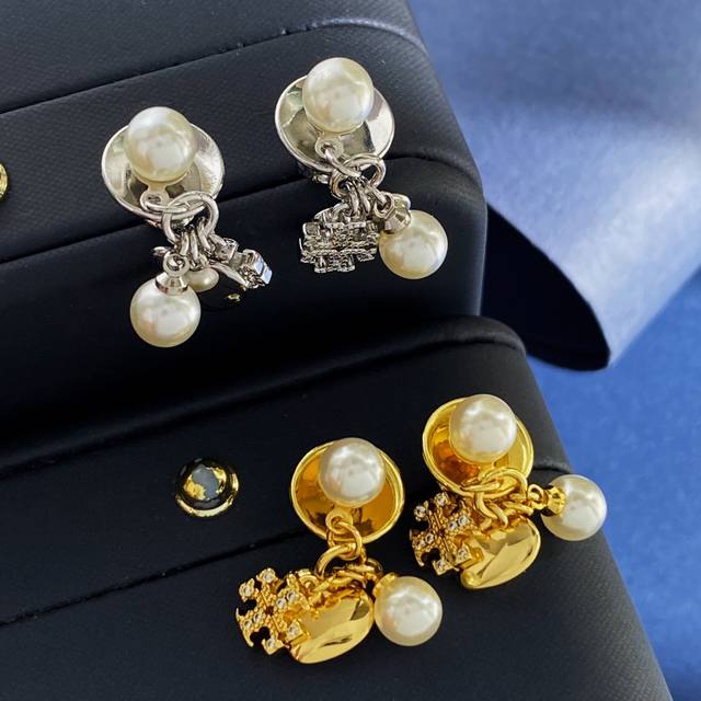 Tory Burch托里伯奇新款Ins时尚气质珍珠爱心镶钻双T字母Logo灵动流苏耳钉 黄铜材料 金色银色 重约4.3G 总高约2.4Cm