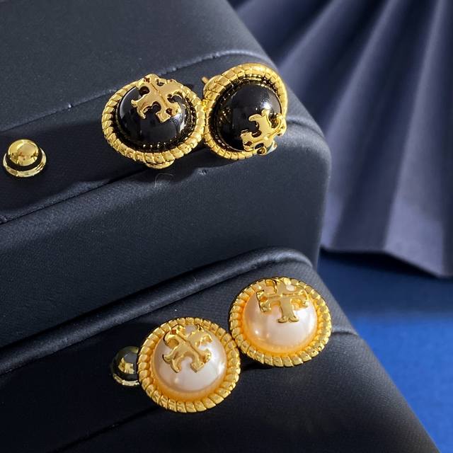 Tory Burch托里伯奇韩版简约气质珍珠麻花边圆形纽扣耳钉 黄铜材料 金黑金白2色 重约5.5G 尺寸约1.37Cm*1.37Cm*0.8Cm
