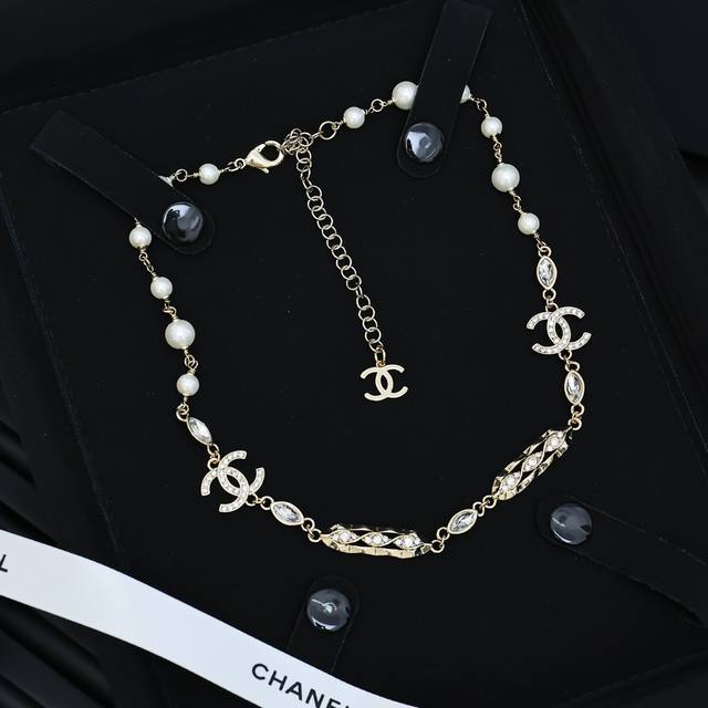 Chanel 爆款波浪纹满钻双C项链这项链谁看了不迷糊啊啊 高级感瞬间提升~不经意间流露的Blingbling真的很撩人吸睛实物更惊艳 优雅大方的既视感又贵气感