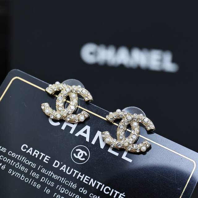 Chanel 双C珍珠间钻耳钉， 自带光泽感 又是被美到的一天！这个真的太太太漂亮了戴上大家都要夸