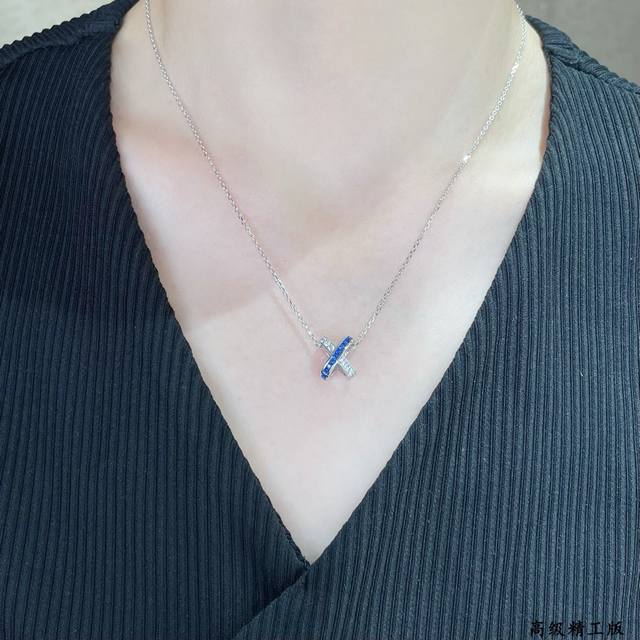 V The Liens gold Chaumet cross blue square diamond necklace interprets classic e