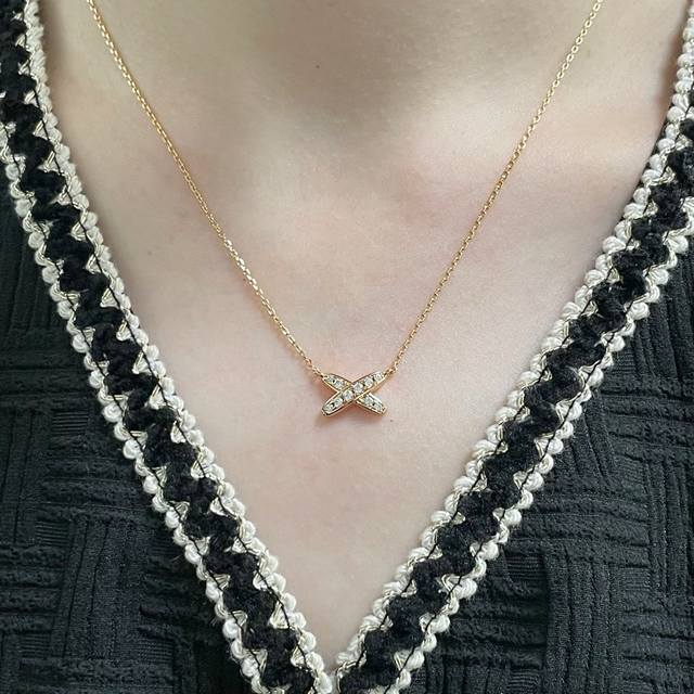 V The Liens gold cross necklace, made of Chaumet and full of diamonds, interpret