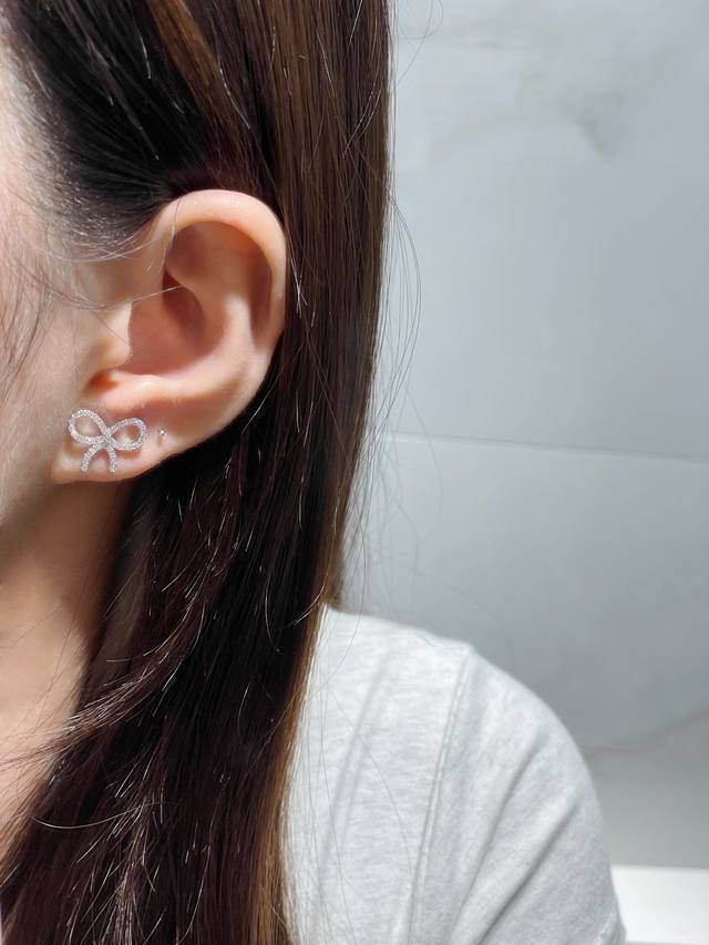 V Gold Tiffany butterfly earrings, the same style worn by Fan Bingbing. The holl