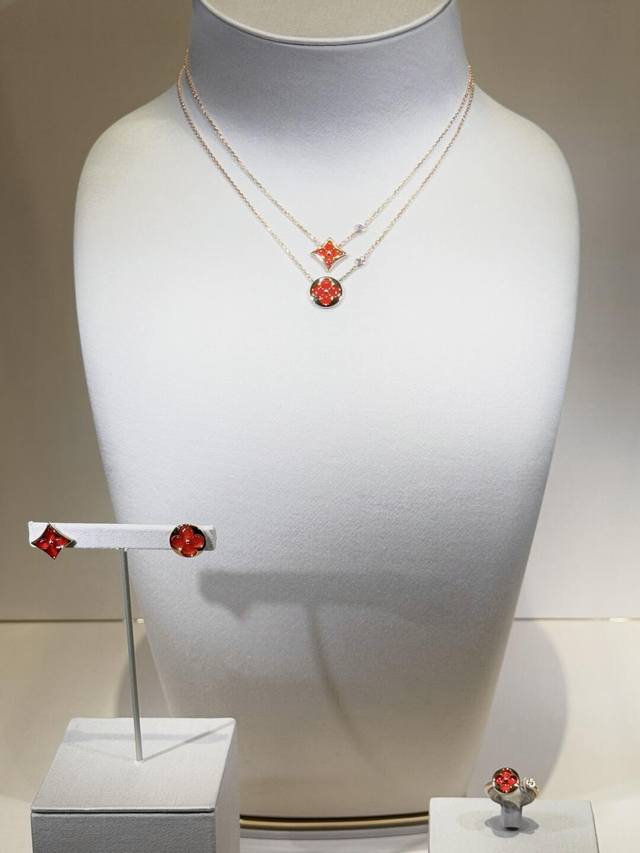 We offer agate necklaces, customizable with real gold and diamonds. We only make