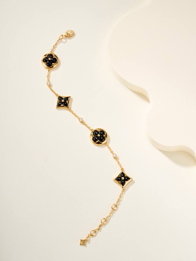 Golden black agate First, look for the shape of Z. The shell accessories next to