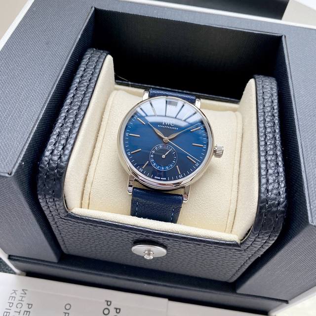 Iwc万国首推柏涛菲诺系列 Iw359201 指针式日历功能，最受欢迎的简洁，优雅，大气的正装风范手表！6字位表盘为最新日历盘！ 表壳 39毫米的表壳与一致！瑞