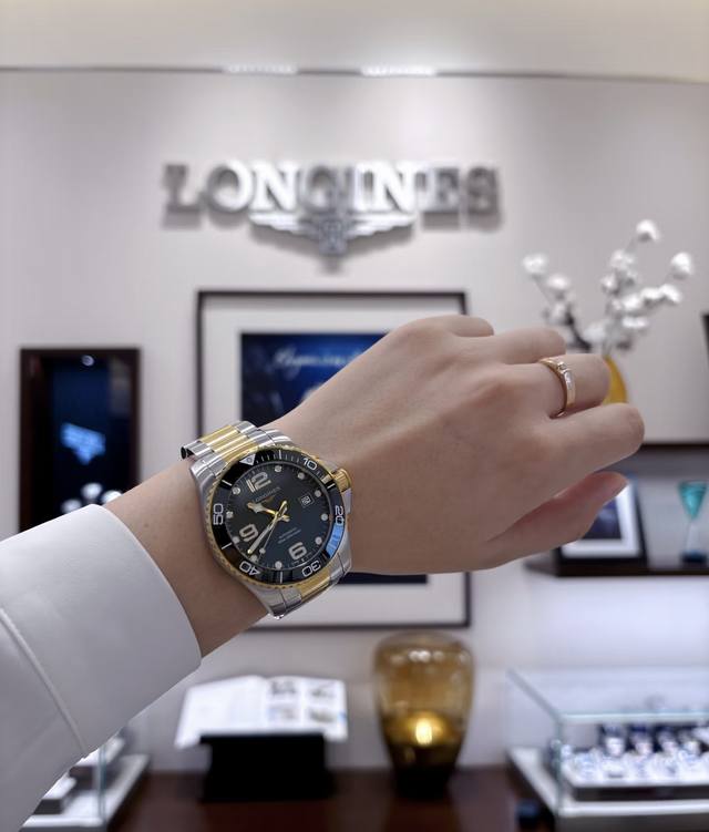 浪琴这块‘绿金鱼’给我包起来！ 宝子们！康卡斯这配色真的真的少见！ “帝王绿+土豪金”组合，戴上手直接闪兄弟们 潜水表？不！这是社交货币！ 防水300米=洗澡忘