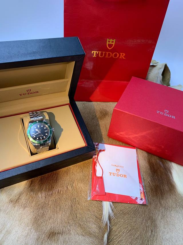 绿鬼.P 帝舵 Tudor Vc2 碧湾系列对于帝舵来说，无疑是一个庞大的产品线，在今年推出了一只全新的单色碧湾，以绝对的实力被认为是劳力士无历黑水鬼的平替！今
