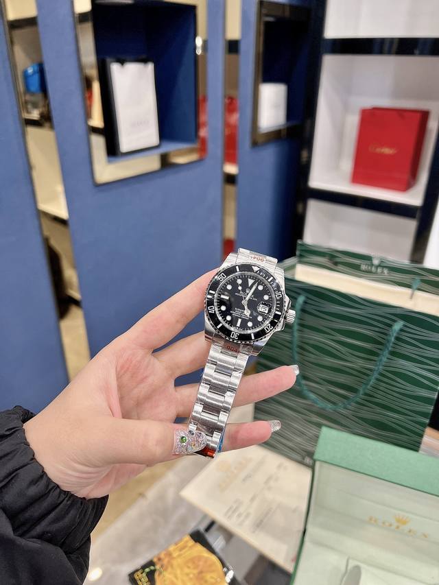 高品质Rolex劳力士 绿水鬼 机械机芯 精钢市场高版本 凭借买版、表径39Mm不断改进的钻研精神，特别是五大神器的业界认可，表径目前销量一直成上升趋势预定款式