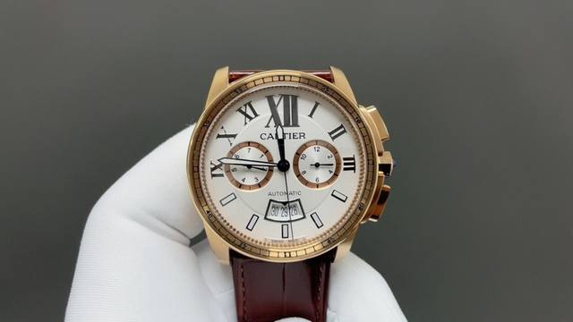 卡地亚 Cartier 卡历博系列原版进口9100机芯 零翻修 ，原装卡地亚标志陀片，具备月份，星期，日期等各种实用功能显示。原装精钢折叠表扣设计 上光下砂 ，