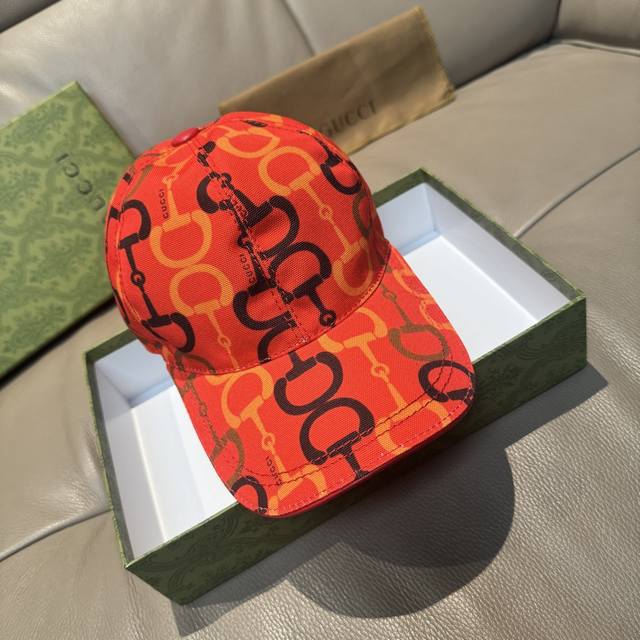 马衔扣出货 配包装布袋，Gucci古奇新款原单棒球帽， 马衔扣棒球帽。专柜1:1开模订制，原版帆布面料+头层牛皮，轻盈透气！基础头围56，贴片可调节。