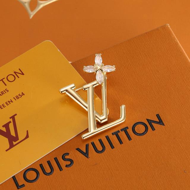 精工版本 路易威登胸针 秉承精湛匠艺，以锻造耀目 Lv Twig 抛光色泽成就经典 Lv 字母的自然化身，流露品牌格调。明星同款 经典百搭 胸针