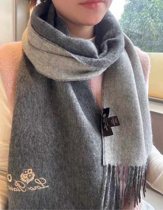 Loro piana 诺悠翩雅秋冬新品 双面羊绒围巾 送人自留都太高大上了重磅上新，爆款爆款，渠道极品硬货～出口意大利直供专柜尾单到手数量极少，客供面料 %羊绒