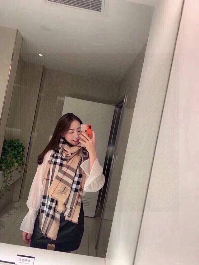 重磅推荐火爆N年的经典格，时潮人都有好几条巴宝莉围巾放在衣橱，一条小小的围巾其作用不可小视，它对于穿着绝对有画龙点睛的作用；即使不换衣服，换条Burberry围