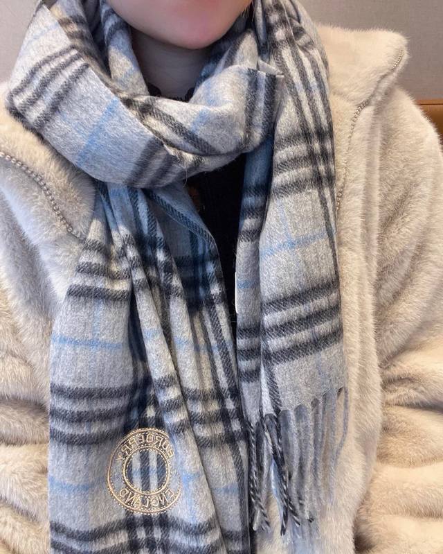 Burberry 巴宝莉经典格子万年款经典的羊绒小格围巾，品质手感好到不行 %羊羔绒高尖端产物绝对令人尖叫的品质时尚大牌的顶尖设计款..经典格子搭配时尚拼色是此