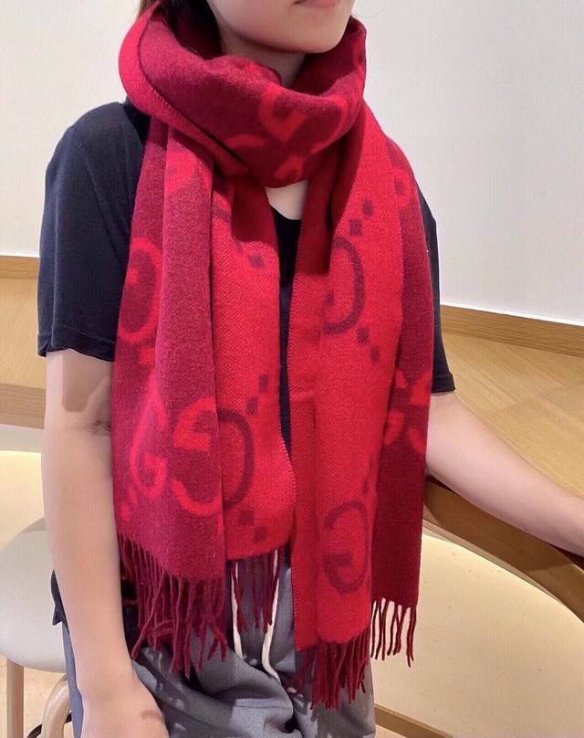特 Gucci最新款 稀有品质太好看了Gucci最新Zg同步款图案真的超级好看啊~就喜欢这种Gg腔调！价格p超级给力，福利推荐Zg售7200+面料是强捻精纺双面