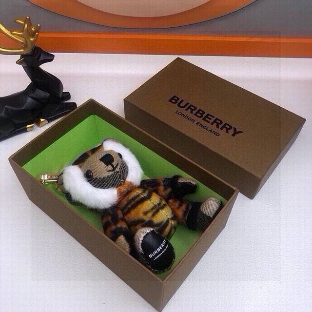 元配图片原版包装 巴宝莉Burberry官网格纹羊绒Thomas泰迪老虎款包饰与钥匙扣。 独家新款上市！全国独家实拍深受挚爱的标志性Thomas泰迪熊吊饰，泰迪