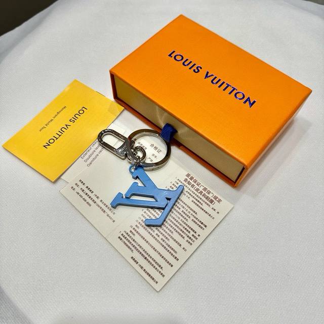 元配图片原版包装 Louis Vuitton官网M Lv Gradient包饰与钥匙扣。 Lv Gradient包饰与钥匙扣以贯穿 秋冬系列渐变色彩渲染Lv字母