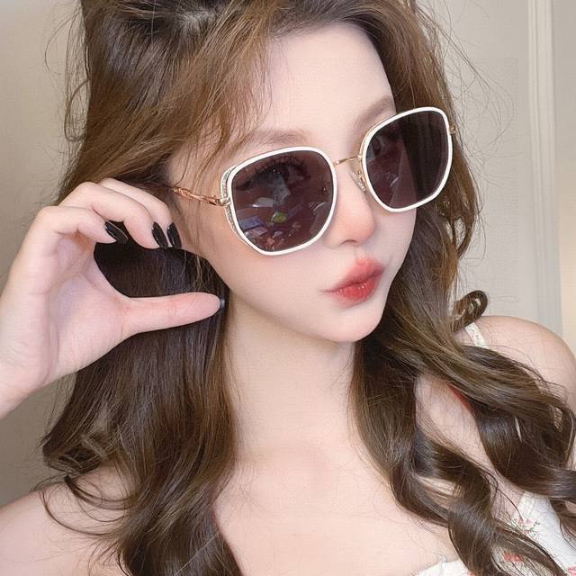 Gucci 经典的方框设计，不挑脸型，无论搭配大衣还是连衣裙都非常显气质尼龙偏光镜片预防紫外线 型号：G55810