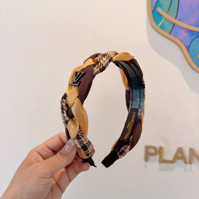 with packaging Lv Louis Vuitton classic new headband, fashionable headband, the with packaging Lv Louis Vuitton classic new headband, fashionable headband, the