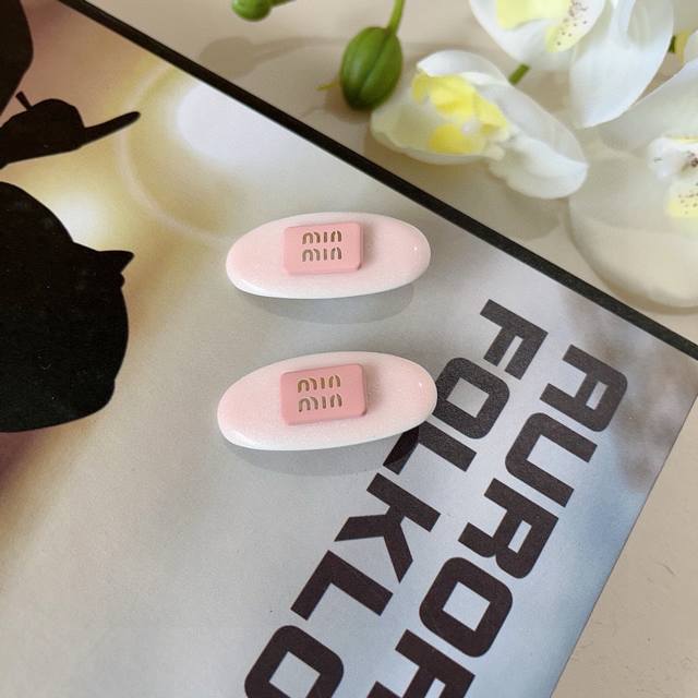 comes with a pair of Miumiu's new internet celebrity French Bb clips, classic l comes with a pair of Miumiu's new internet celebrity French Bb clips, classic l