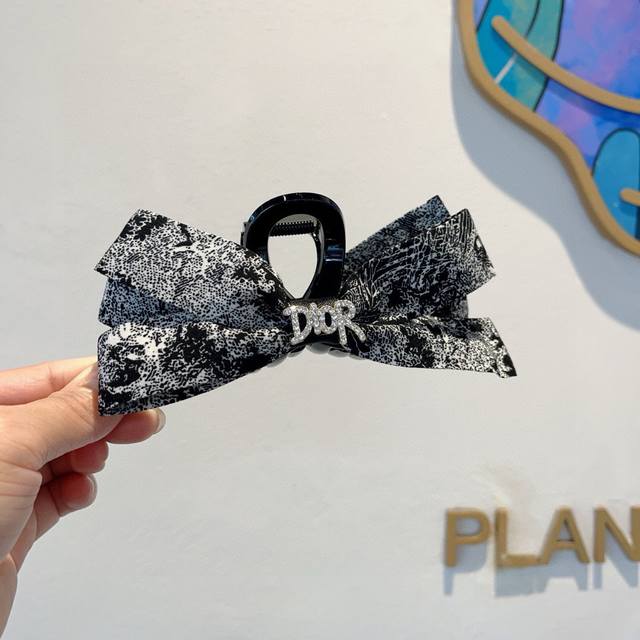 with packaging Dior Dior new European and American fashion grab duckbill clip, with packaging Dior Dior new European and American fashion grab duckbill clip,