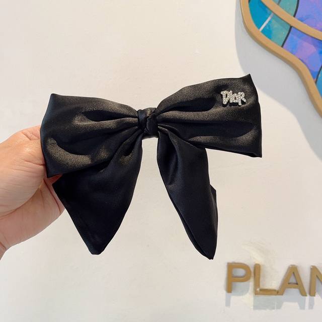 with packaging Dior Dior celebrity-style bow hairpin satin material slingshot c with packaging Dior Dior celebrity-style bow hairpin satin material slingshot c