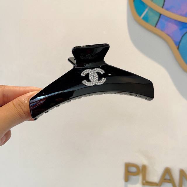 配包装 Chanel 香奈儿 新款手工贴钻网红抓夹，高级感字母简约复古发夹原单货，简约百搭，潮女必备品，超级的高大上！