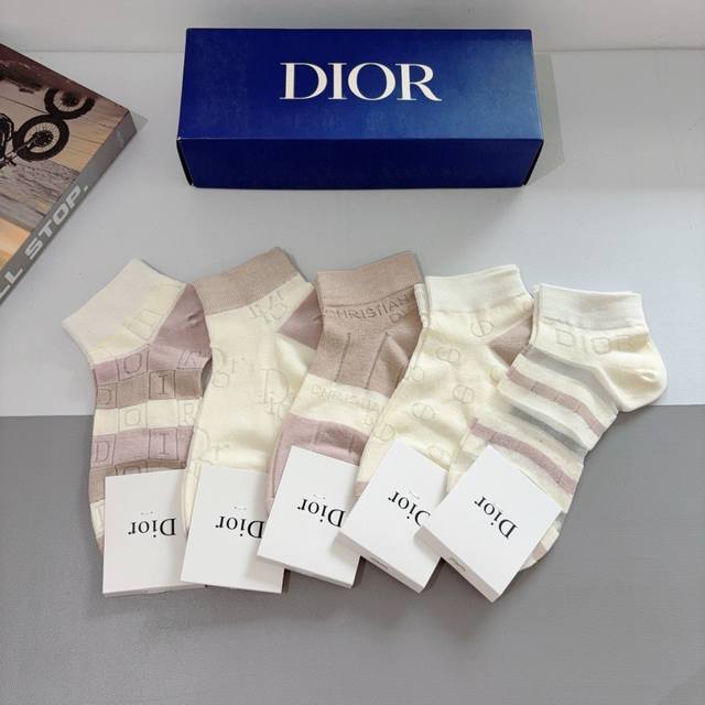 comes with packaging, 5 pairs per box. Dior bamboo cotton material socks are a comes with packaging, 5 pairs per box. Dior bamboo cotton material socks are a