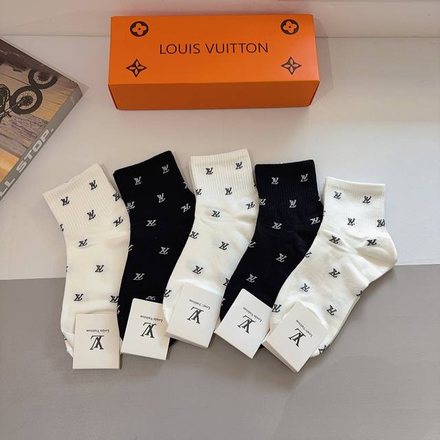 配包装 一盒5双 Lv 路易威登 超火爆小单品，纯棉面料，潮人必备 爆款，经典字母Logo中筒袜，个性时尚百搭款