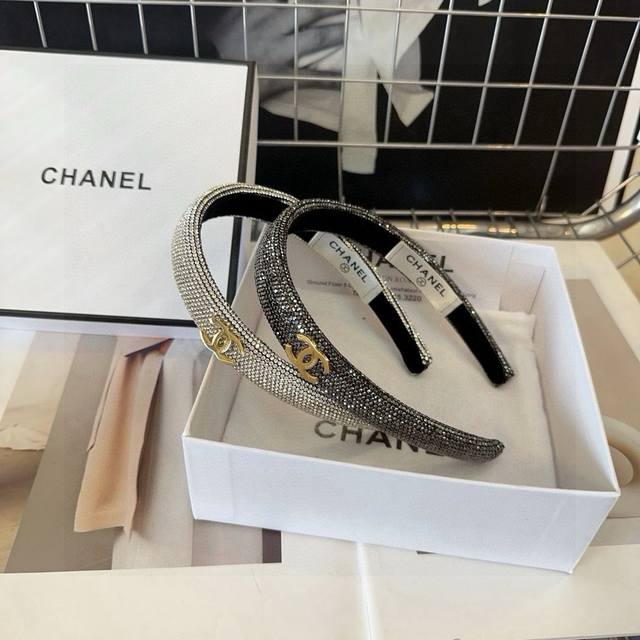 配包装盒 Chanel 香奈儿 最新小香发箍,满钻系列.简单实用,时尚潮流!小仙女必备 配包装盒 Chanel 香奈儿 最新小香发箍,满钻系列.简单实用,时尚潮流!小仙女必备