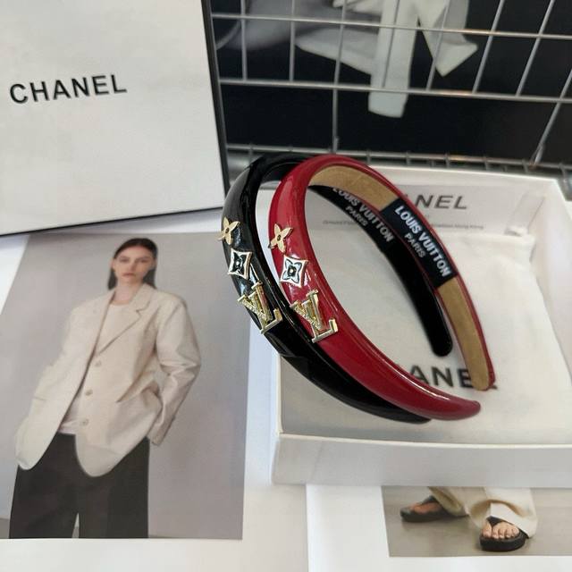 配包装盒 Louis Vuitton 路易威登 驴家新品发箍,简单大气,超火爆小单品,大牌出街,潮人必备超好搭 配包装盒 Louis Vuitton 路易威登 驴家新品发箍,简单大气,超火爆小单品,大牌出街,潮人必备超好搭
