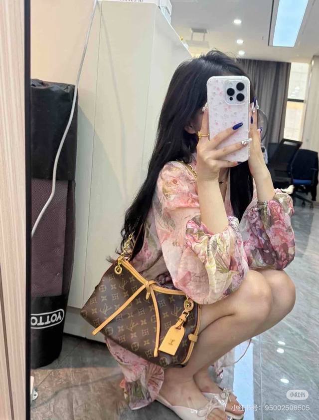 Lv 新款Carry All Bb 颜值爆表 装下世间一切好物 如果你问我今年Lv火爆的是哪款 我肯定说Carryall 系列 通勤又百搭的设计，是不少集美们的