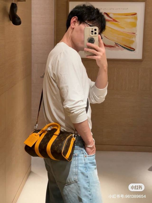 Lv Keepall 25 老花 Lv Keepall 25 的历史可以追溯到20世纪50年代，当时路易威登的设计师们为旅行者们设计了一款轻便、耐用且容量充足的