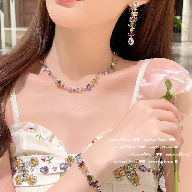 施华洛世奇 多巴胺彩色宝石项链 把彩虹揉进设计里 施华洛世奇宝石自带闪耀滤镜,多种色彩碰撞,像把夏日多巴胺穿在颈间~ 精致切割工艺,光线折射超绝,走到哪都是发光 施华洛世奇 多巴胺彩色宝石项链 把彩虹揉进设计里 施华洛世奇宝石自带闪耀滤镜,多种色彩碰撞,像把夏日多巴胺穿在颈间~ 精致切割工艺,光线折射超绝,走到哪都是发光