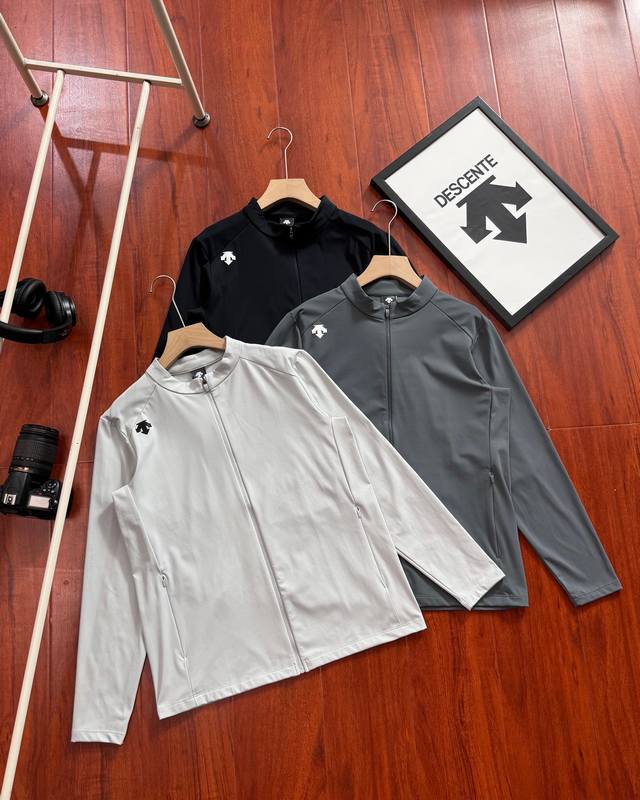 供 Descente 迪桑特Training训练针织运动上衣外套 采用7A抗菌针织面料。面料顺滑挺阔，亲肤 耐磨 透气 软弹，自然有型。搭配包容性裁剪，贴合身型