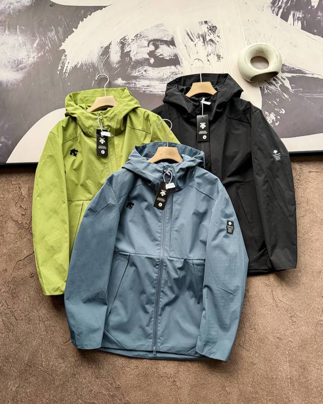 供 Descente 迪桑特户外多功能软壳冲锋夹克！ 户外三防: 防风、防水、防B1405污、透气、保温、耐磨、抗变形，户外专业级软壳的水准！！！ 遇到中小雨天