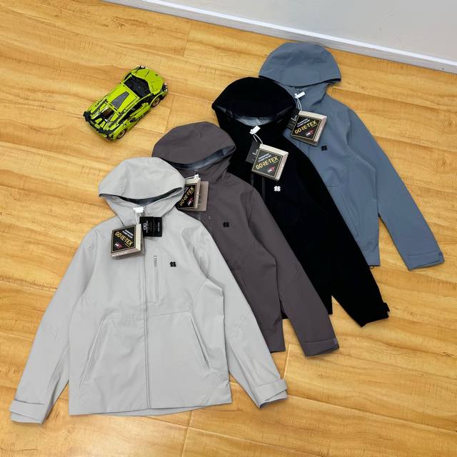 Colon Sport's new heavy-duty hot-pressed waterproof jacketis made of high-qualit