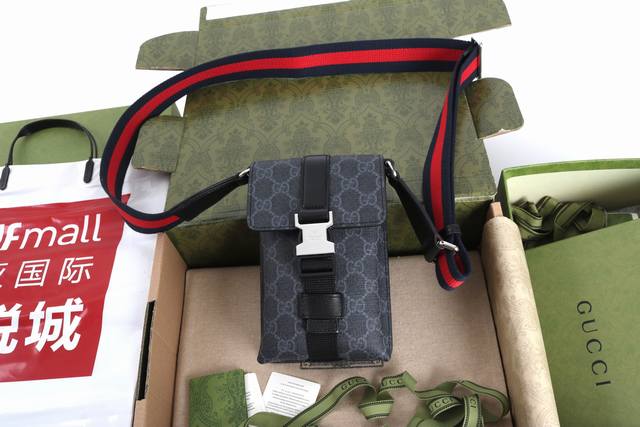 跑量价 简介：G家经典是品牌历经岁月洗礼却从未褪色的经典面料之一。该面料以超细纤维涂层织物打造，以全黑色匠心呈现，赋予这款斜挎包以独特魅力。同色调皮革滚边令整个