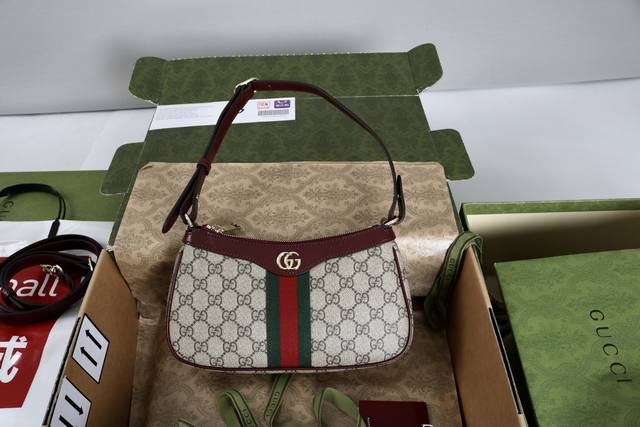 跑量价 简介：Ophidia系列小号肩背包红绿织带系列从品牌珍视的复古风格和符号中汲取丰富灵感，不断在每一季中焕新演变。这款腰包以百搭风格为特色。配有可拆卸背带