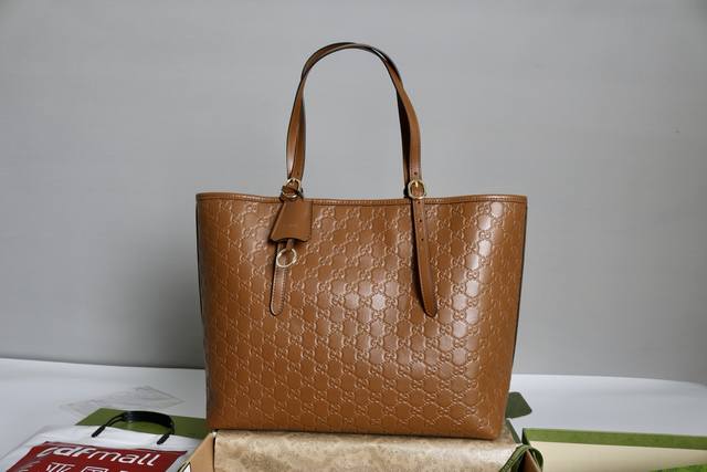 跑量价 简介：Gg Emblem系列大号托特包。这款购物袋Gg图案和条纹织带这两种品牌颇有辨识性的元素融合成经典搭配，Ophidia世界的演化之路从未止息，加入