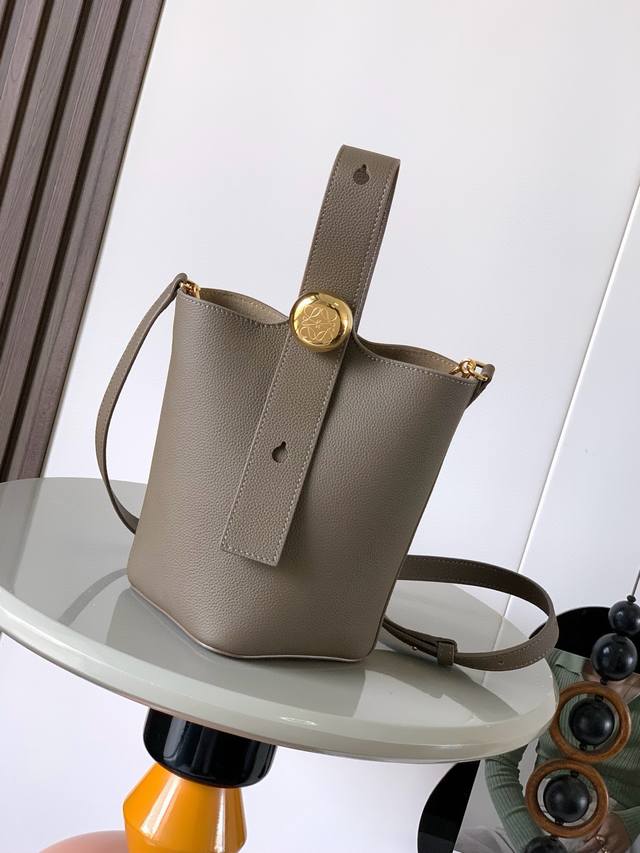 原厂皮 迷你柔软粒面牛皮革 pebble Bucket 水桶手袋pebble将纯粹的简约线条与瞩目设计风格巧妙融合造就别具一格的创新的手袋设计。标志性的 Ana